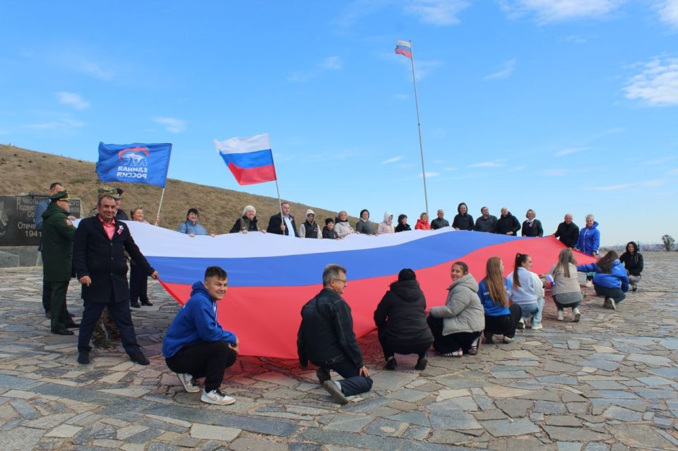 Жители Славяносербска приняли участие в автопробеге, посвященном Дню воссоединения с Российской Федерацией Жители Славяносербска приняли участие в автопробеге, посвященном Дню воссоединения с Российской Федерацией