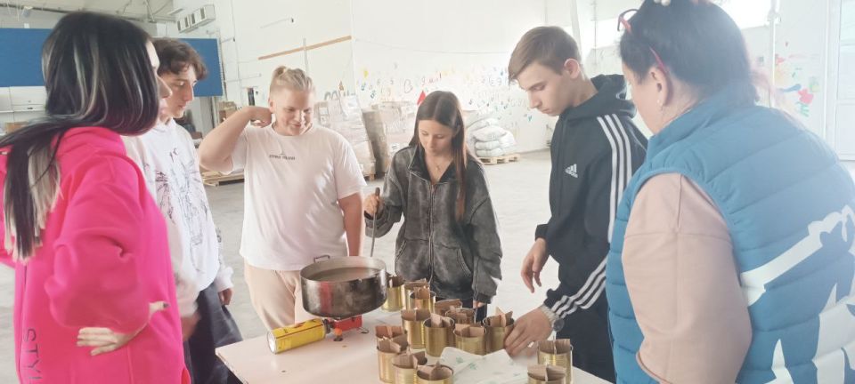 В рамках акции «Za Победу» рубежанские единороссы организовали цикл мастер-классов по изготовлению окопных свечей В рамках акции «Za Победу» рубежанские единороссы организовали цикл мастер-классов по изготовлению окопных свечей