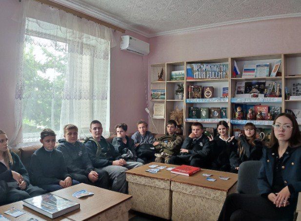 В Лутугинской центральной районной библиотеке прошла патриотическая беседа «Мы едины!» В Лутугинской центральной районной библиотеке прошла патриотическая беседа «Мы едины!»