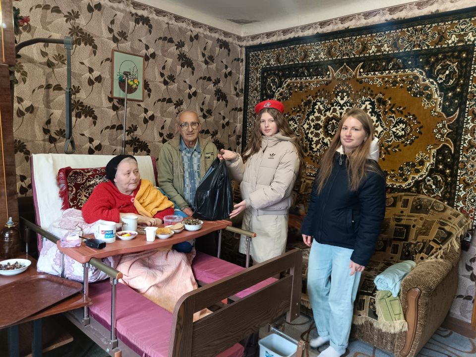 Коллектив Дома культуры им. Ленина совместно с юнармейцами Новодарьевкой школы им. В.Д. Луганского провели благотворительную акцию, посвящённую Дню пожилого человека «От поколения к поколению» Коллектив Дома культуры им. Ленина совместно с юнармейцами Новодарьевкой школы им. В.Д. Луганского провели благотворительную акцию, посвящённую Дню пожилого человека «От поколения к поколению»