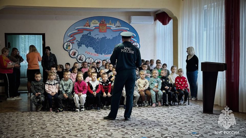 Спасатели МЧС России в рамках "Дня гражданской обороны" провели профилактическое мероприятие для сотрудников и воспитанников ГБДОУ ЛНР «Ясли-сад № 59 Звездочка» Спасатели МЧС России в рамках "Дня гражданской обороны" провели профилактическое мероприятие для сотрудников и воспитанников ГБДОУ ЛНР «Ясли-сад № 59 Звездочка»