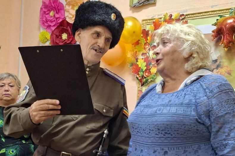 Праздничный концерт ко Дню пожилого человека прошел в Свердловском комплексном центре Праздничный концерт ко Дню пожилого человека прошел в Свердловском комплексном центре