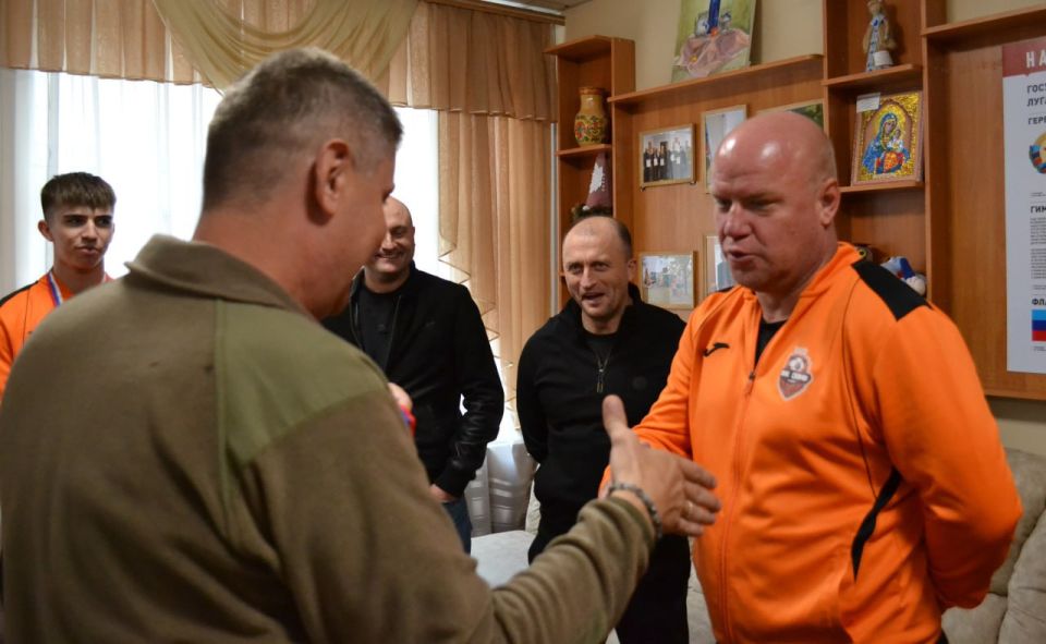 Владимир Чернев: С особой гордостью наградил команду ФК «СКИФ» за их блестящую победу в чемпионате ЛНР по мини-футболу 88! Владимир Чернев: С особой гордостью наградил команду ФК «СКИФ» за их блестящую победу в чемпионате ЛНР по мини-футболу 88!