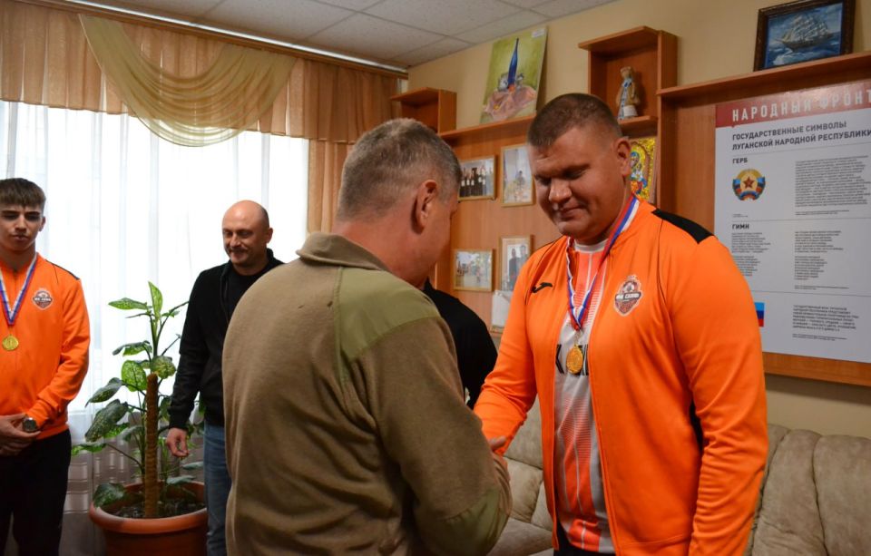 Владимир Чернев: С особой гордостью наградил команду ФК «СКИФ» за их блестящую победу в чемпионате ЛНР по мини-футболу 88! Владимир Чернев: С особой гордостью наградил команду ФК «СКИФ» за их блестящую победу в чемпионате ЛНР по мини-футболу 88!