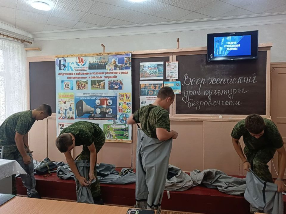 В Ясеновской школе №2им.Д.В.Лазутина прошёл Всероссийский открытый урок культуры безопасности, приуроченный ко Дню гражданской обороны Российской Федерации, с доведением информации по порядку действий при получении сигнала... В Ясеновской школе №2им.Д.В.Лазутина прошёл Всероссийский открытый урок культуры безопасности, приуроченный ко Дню гражданской обороны Российской Федерации, с доведением информации по порядку действий при получении сигнала...
