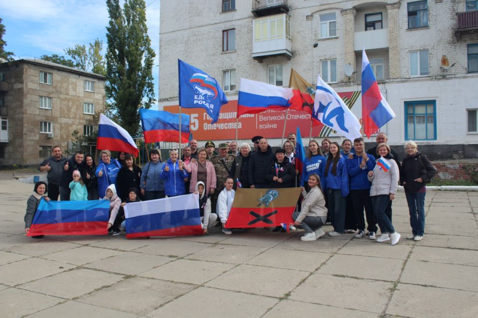 Жители Славяносербска приняли участие в автопробеге, посвященном Дню воссоединения с Российской Федерацией Жители Славяносербска приняли участие в автопробеге, посвященном Дню воссоединения с Российской Федерацией