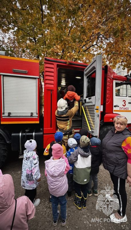 Спасатели МЧС России в рамках "Дня гражданской обороны" провели профилактическое мероприятие для сотрудников и воспитанников ГБДОУ ЛНР «Ясли-сад № 59 Звездочка» Спасатели МЧС России в рамках "Дня гражданской обороны" провели профилактическое мероприятие для сотрудников и воспитанников ГБДОУ ЛНР «Ясли-сад № 59 Звездочка»