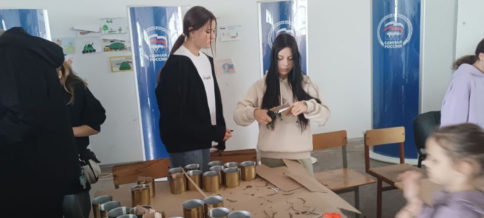 В рамках акции «Za Победу» рубежанские единороссы организовали цикл мастер-классов по изготовлению окопных свечей В рамках акции «Za Победу» рубежанские единороссы организовали цикл мастер-классов по изготовлению окопных свечей