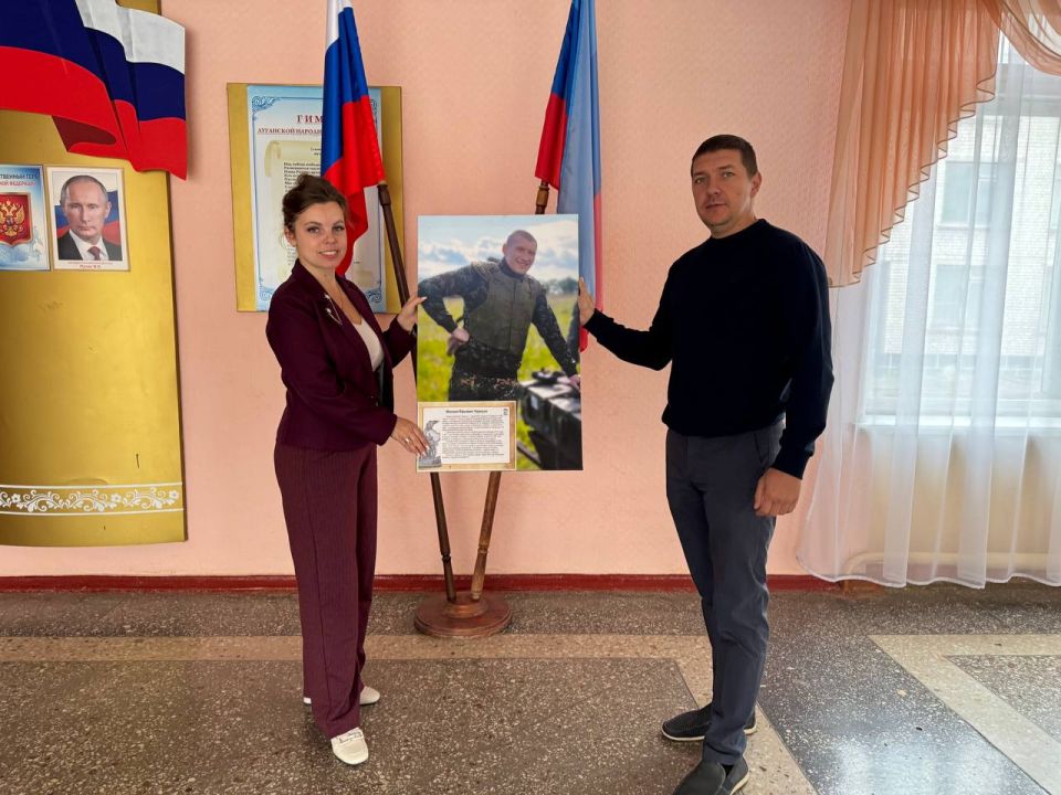 Единороссы передали портреты защитников Донбасса в школы и музеи республики Единороссы передали портреты защитников Донбасса в школы и музеи республики