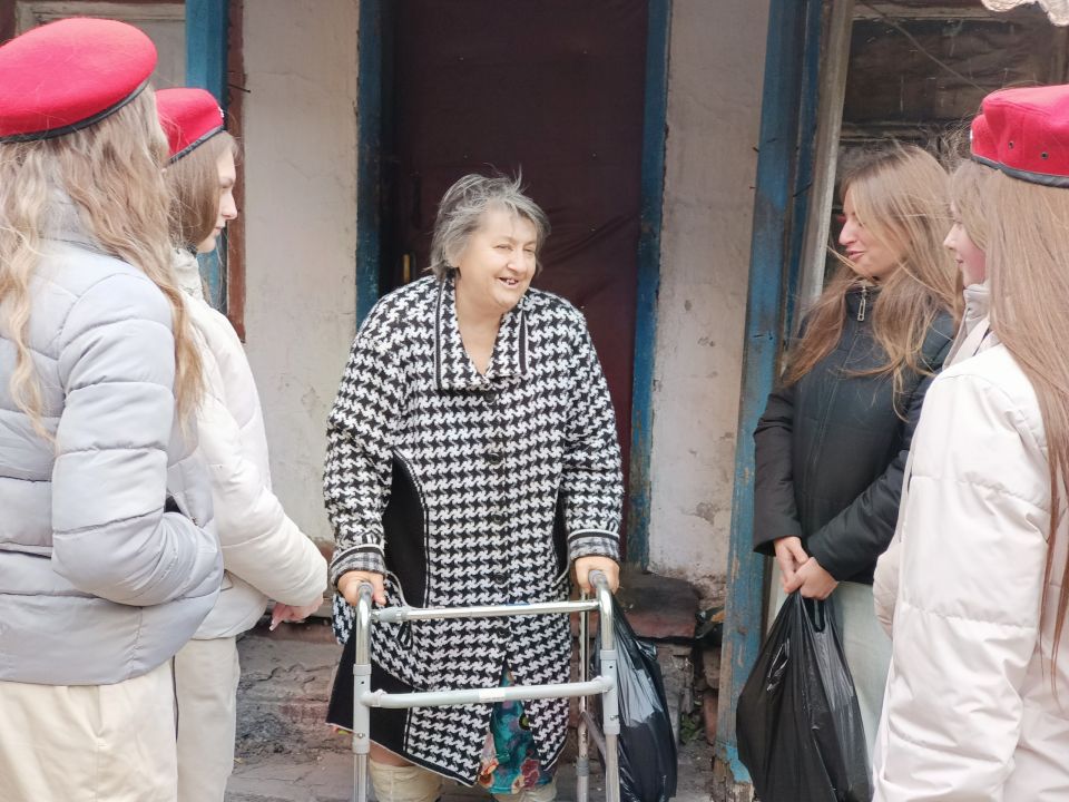 Коллектив Дома культуры им. Ленина совместно с юнармейцами Новодарьевкой школы им. В.Д. Луганского провели благотворительную акцию, посвящённую Дню пожилого человека «От поколения к поколению» Коллектив Дома культуры им. Ленина совместно с юнармейцами Новодарьевкой школы им. В.Д. Луганского провели благотворительную акцию, посвящённую Дню пожилого человека «От поколения к поколению»