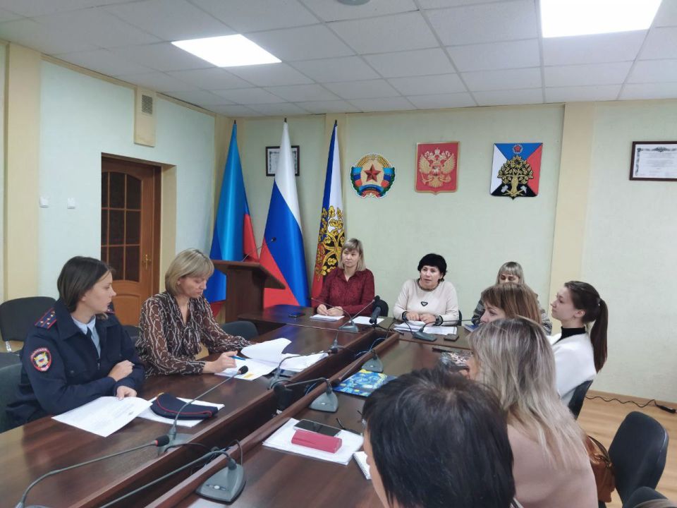 Сегодня в Ровеньках состоялся городской семинар по противодействию идеологии терроризма и экстремизма среди несовершеннолетних на тему «Профилактика деструктивных негативных социальных явлений в детской и молодежной среде» Сегодня в Ровеньках состоялся городской семинар по противодействию идеологии терроризма и экстремизма среди несовершеннолетних на тему «Профилактика деструктивных негативных социальных явлений в детской и молодежной среде»