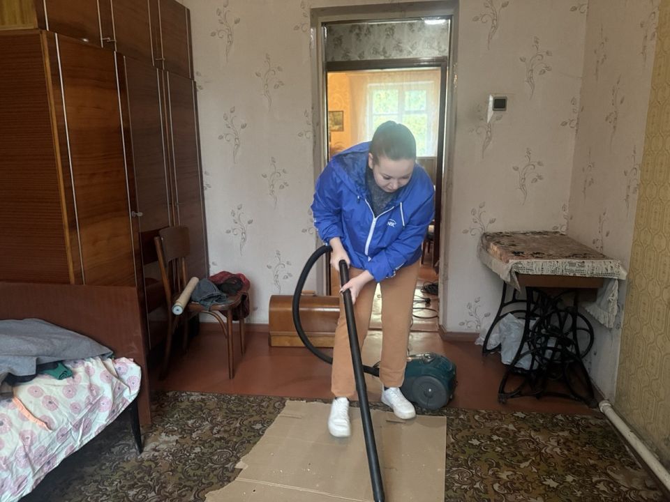 В Кировске активисты местного отделения партии «Единая Россия» в международный праздник «День пожилых людей» помогли пожилой пенсионерке с уборкой в доме В Кировске активисты местного отделения партии «Единая Россия» в международный праздник «День пожилых людей» помогли пожилой пенсионерке с уборкой в доме