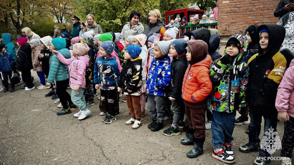 Спасатели МЧС России в рамках "Дня гражданской обороны" провели профилактическое мероприятие для сотрудников и воспитанников ГБДОУ ЛНР «Ясли-сад № 59 Звездочка» Спасатели МЧС России в рамках "Дня гражданской обороны" провели профилактическое мероприятие для сотрудников и воспитанников ГБДОУ ЛНР «Ясли-сад № 59 Звездочка»