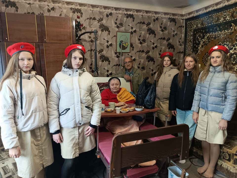 Коллектив Дома культуры им. Ленина совместно с юнармейцами Новодарьевкой школы им. В.Д. Луганского провели благотворительную акцию, посвящённую Дню пожилого человека «От поколения к поколению» Коллектив Дома культуры им. Ленина совместно с юнармейцами Новодарьевкой школы им. В.Д. Луганского провели благотворительную акцию, посвящённую Дню пожилого человека «От поколения к поколению»
