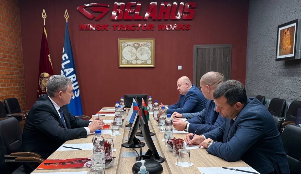 Леонид Пасечник во время рабочей поездки в Республику Беларусь посетил два крупнейших предприятия страны Леонид Пасечник во время рабочей поездки в Республику Беларусь посетил два крупнейших предприятия страны