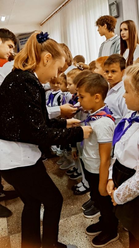 В школах Краснодонского муниципального округа прошла торжественная церемония посвящения первоклассников в «Орлята-сентябрята»! В школах Краснодонского муниципального округа прошла торжественная церемония посвящения первоклассников в «Орлята-сентябрята»!