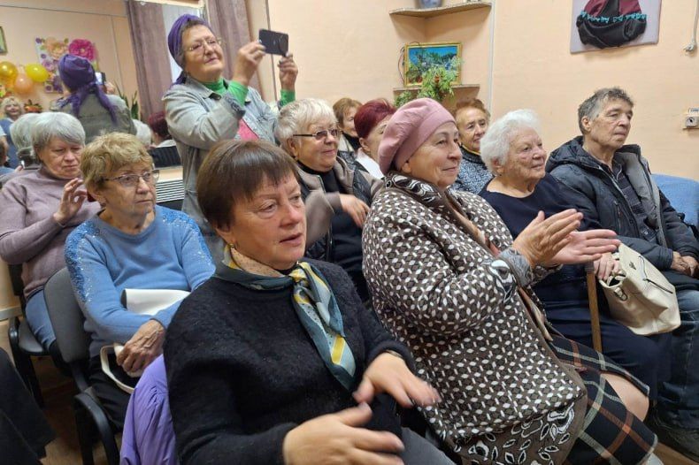 Праздничный концерт ко Дню пожилого человека прошел в Свердловском комплексном центре Праздничный концерт ко Дню пожилого человека прошел в Свердловском комплексном центре