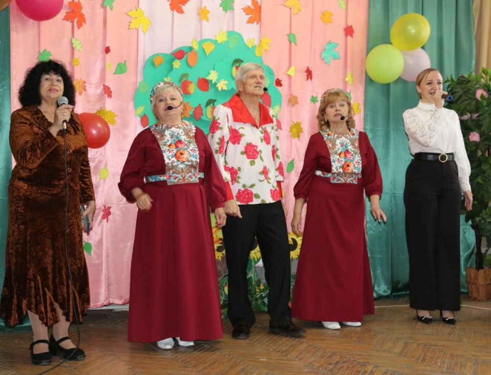 Праздник "Жизнь прекрасна" в честь Международного дня пожилых людей прошел в Антрацитовском комплексном центре социального обслуживания населения Праздник "Жизнь прекрасна" в честь Международного дня пожилых людей прошел в Антрацитовском комплексном центре социального обслуживания населения