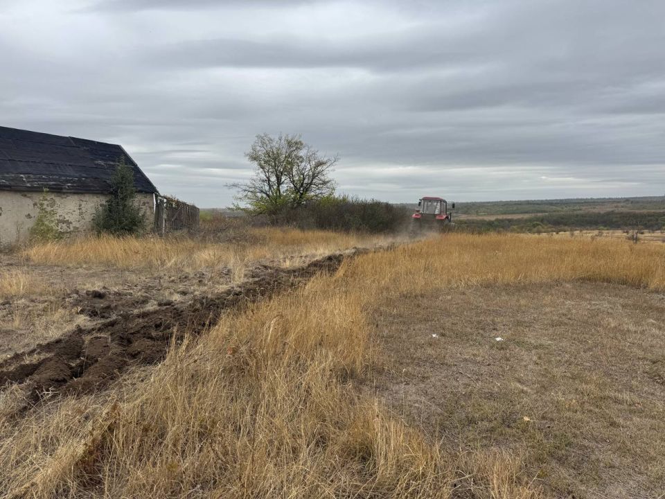 Во исполнение поручения Главы городского округа город Ровеньки в пгт Большекаменка и селе Коробкино продолжилось обновление минерализованных полос Во исполнение поручения Главы городского округа город Ровеньки в пгт Большекаменка и селе Коробкино продолжилось обновление минерализованных полос
