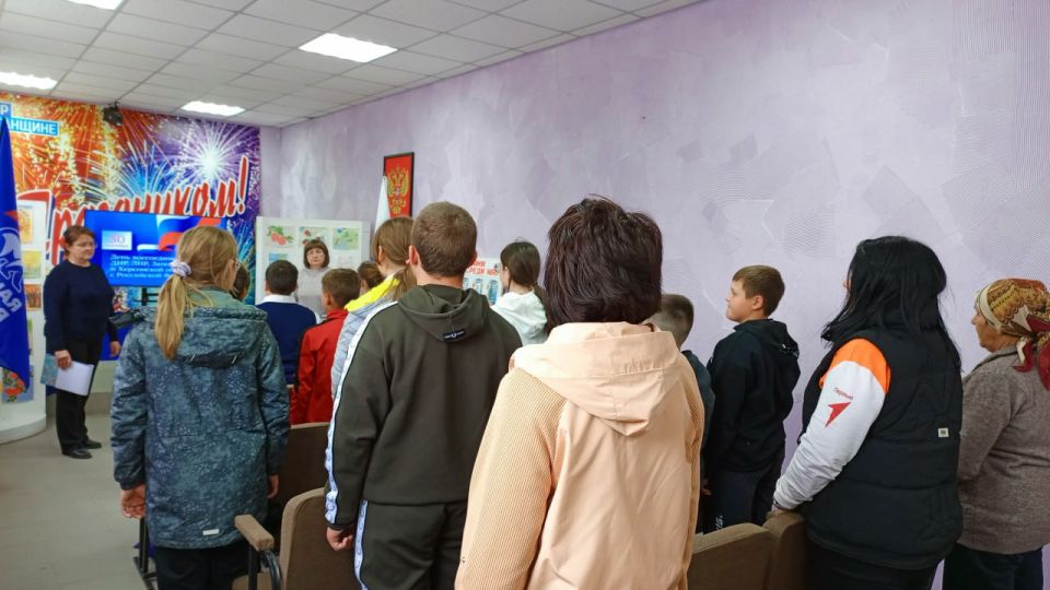 Активисты первичного отделения №8 партии «Единая Россия» совместно с творческими работниками Желтенского сельского клуба провели для школьников познавательный час «День воссоединения новых регионов с Россией» Активисты первичного отделения №8 партии «Единая Россия» совместно с творческими работниками Желтенского сельского клуба провели для школьников познавательный час «День воссоединения новых регионов с Россией»