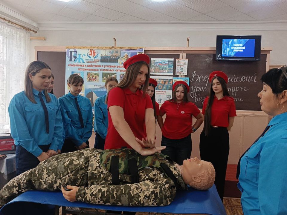 В Ясеновской школе №2им.Д.В.Лазутина прошёл Всероссийский открытый урок культуры безопасности, приуроченный ко Дню гражданской обороны Российской Федерации, с доведением информации по порядку действий при получении сигнала... В Ясеновской школе №2им.Д.В.Лазутина прошёл Всероссийский открытый урок культуры безопасности, приуроченный ко Дню гражданской обороны Российской Федерации, с доведением информации по порядку действий при получении сигнала...