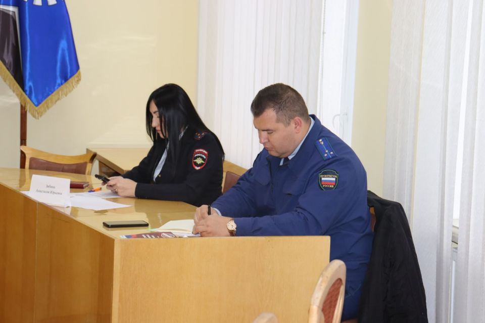 В администрации Стаханова обсудили меры профилактики правонарушений среди несовершеннолетних и поддержку семей в трудной ситуации В администрации Стаханова обсудили меры профилактики правонарушений среди несовершеннолетних и поддержку семей в трудной ситуации