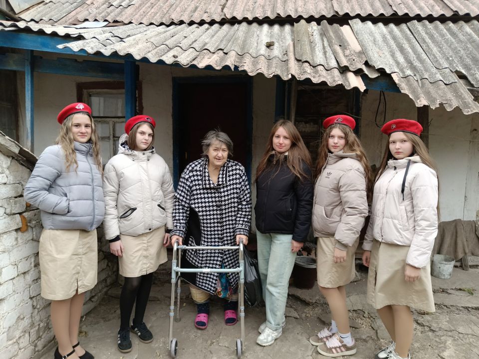 Коллектив Дома культуры им. Ленина совместно с юнармейцами Новодарьевкой школы им. В.Д. Луганского провели благотворительную акцию, посвящённую Дню пожилого человека «От поколения к поколению» Коллектив Дома культуры им. Ленина совместно с юнармейцами Новодарьевкой школы им. В.Д. Луганского провели благотворительную акцию, посвящённую Дню пожилого человека «От поколения к поколению»