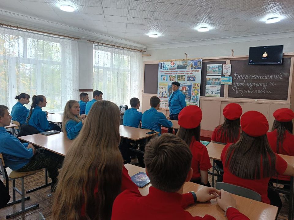 В Ясеновской школе №2им.Д.В.Лазутина прошёл Всероссийский открытый урок культуры безопасности, приуроченный ко Дню гражданской обороны Российской Федерации, с доведением информации по порядку действий при получении сигнала... В Ясеновской школе №2им.Д.В.Лазутина прошёл Всероссийский открытый урок культуры безопасности, приуроченный ко Дню гражданской обороны Российской Федерации, с доведением информации по порядку действий при получении сигнала...