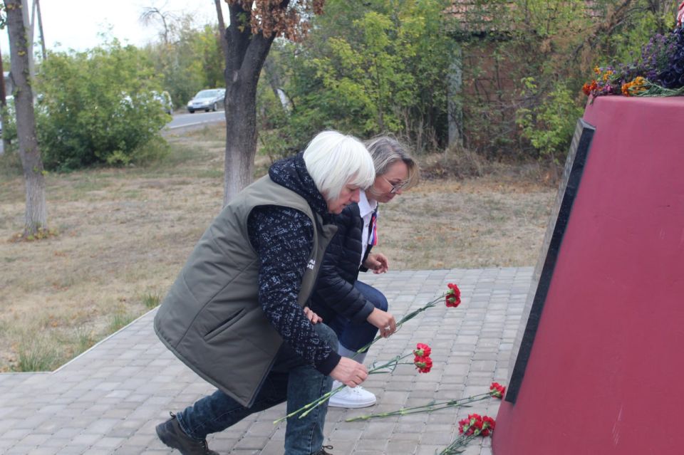 Жители Славяносербска приняли участие в автопробеге, посвященном Дню воссоединения с Российской Федерацией Жители Славяносербска приняли участие в автопробеге, посвященном Дню воссоединения с Российской Федерацией