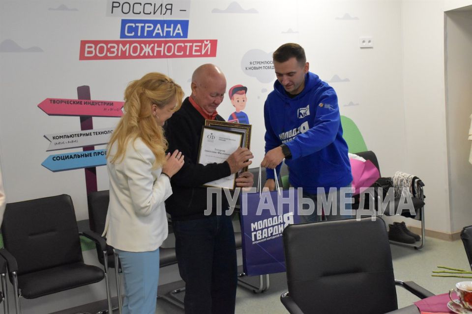 Сенатор Совета Федерации от Луганской Народной Республики Дарья Сергеевна Лантратова совместно с депутатом Народного Совета ЛНР, руководителем ЛРО ВОО МГЕР Андреем Валерьевичем Самойловым в преддверии Дня учителя поздравили... Сенатор Совета Федерации от Луганской Народной Республики Дарья Сергеевна Лантратова совместно с депутатом Народного Совета ЛНР, руководителем ЛРО ВОО МГЕР Андреем Валерьевичем Самойловым в преддверии Дня учителя поздравили...