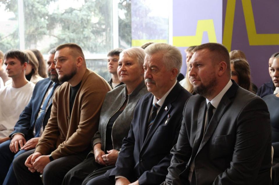В день воссоединения с Россией в Луганском Доме молодежи наградили активистов Молодой Гвардии В день воссоединения с Россией в Луганском Доме молодежи наградили активистов Молодой Гвардии