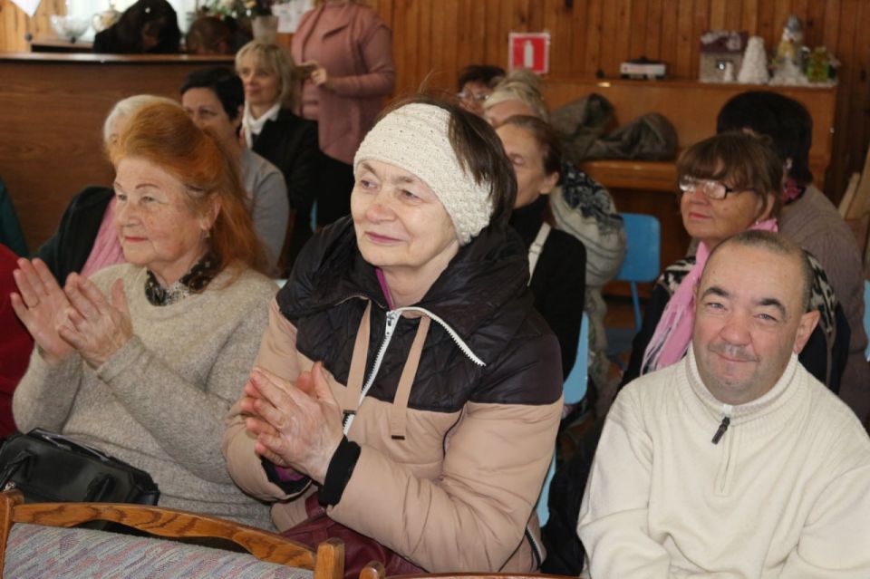 Праздник "Жизнь прекрасна" в честь Международного дня пожилых людей прошел в Антрацитовском комплексном центре социального обслуживания населения Праздник "Жизнь прекрасна" в честь Международного дня пожилых людей прошел в Антрацитовском комплексном центре социального обслуживания населения