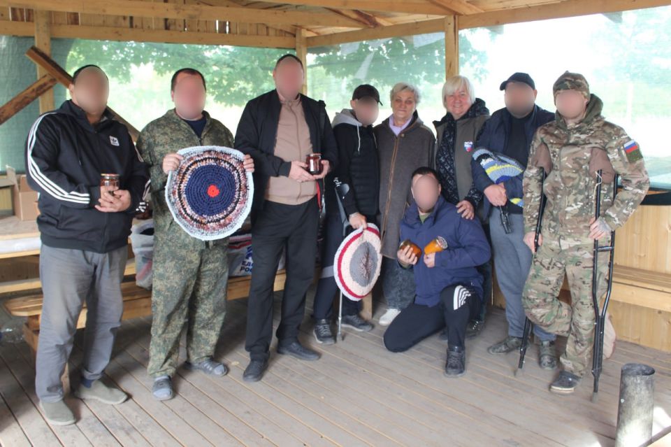 В рамках акции «Zа Победу» единороссы Славяносербщины посетили полевой госпиталь и передали рукодельные коврики и сладости В рамках акции «Zа Победу» единороссы Славяносербщины посетили полевой госпиталь и передали рукодельные коврики и сладости