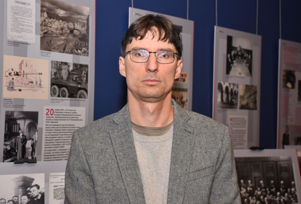Прививка от нацизма. Планшетную выставку «Уроки Нюрнберга. Чтобы помнили» открыли в Луганском краеведческом музее Первым к гостям выставки обратился директор Луганского краеведческого музея Артем Рубченко Прививка от нацизма. Планшетную выставку «Уроки Нюрнберга. Чтобы помнили» открыли в Луганском краеведческом музее Первым к гостям выставки обратился директор Луганского краеведческого музея Артем Рубченко