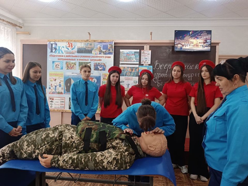 В Ясеновской школе №2им.Д.В.Лазутина прошёл Всероссийский открытый урок культуры безопасности, приуроченный ко Дню гражданской обороны Российской Федерации, с доведением информации по порядку действий при получении сигнала... В Ясеновской школе №2им.Д.В.Лазутина прошёл Всероссийский открытый урок культуры безопасности, приуроченный ко Дню гражданской обороны Российской Федерации, с доведением информации по порядку действий при получении сигнала...