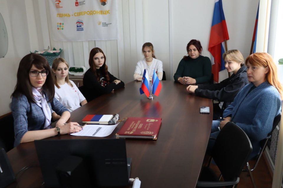 При поддержке "ЕДИНОЙ РОССИИ" молодежь Северодонецка, Луганска и Перми провела телемост в День воссоединения ЛНР и России При поддержке "ЕДИНОЙ РОССИИ" молодежь Северодонецка, Луганска и Перми провела телемост в День воссоединения ЛНР и России