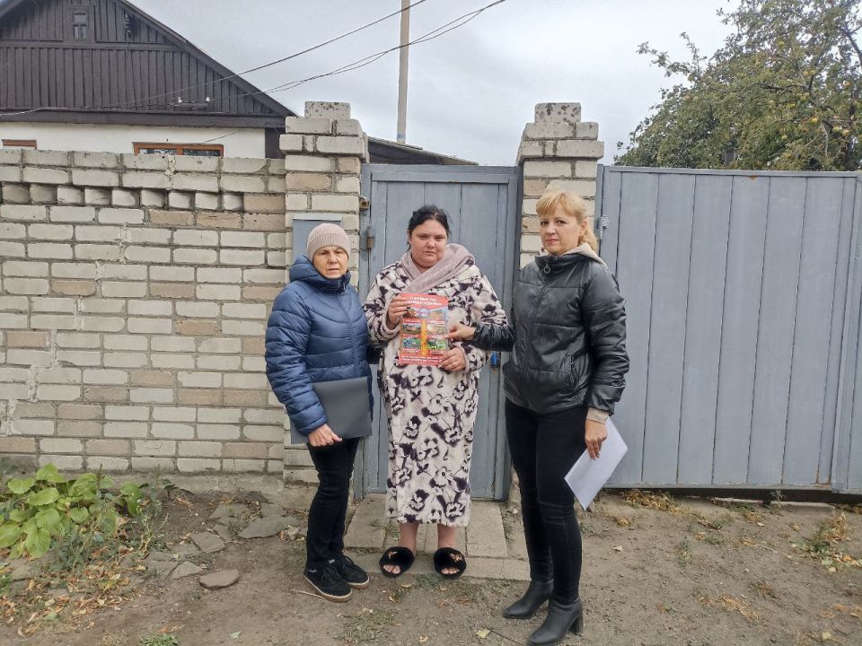 1 октября 2025 года в целях предупреждения и профилактики возникновения пожаров на территории пгт.Новодарьевка сотрудники отдела жизнеобеспечения пгт Новодарьевка провели подворный обход жилищ одиноких граждан и многодетных... 1 октября 2025 года в целях предупреждения и профилактики возникновения пожаров на территории пгт.Новодарьевка сотрудники отдела жизнеобеспечения пгт Новодарьевка провели подворный обход жилищ одиноких граждан и многодетных...