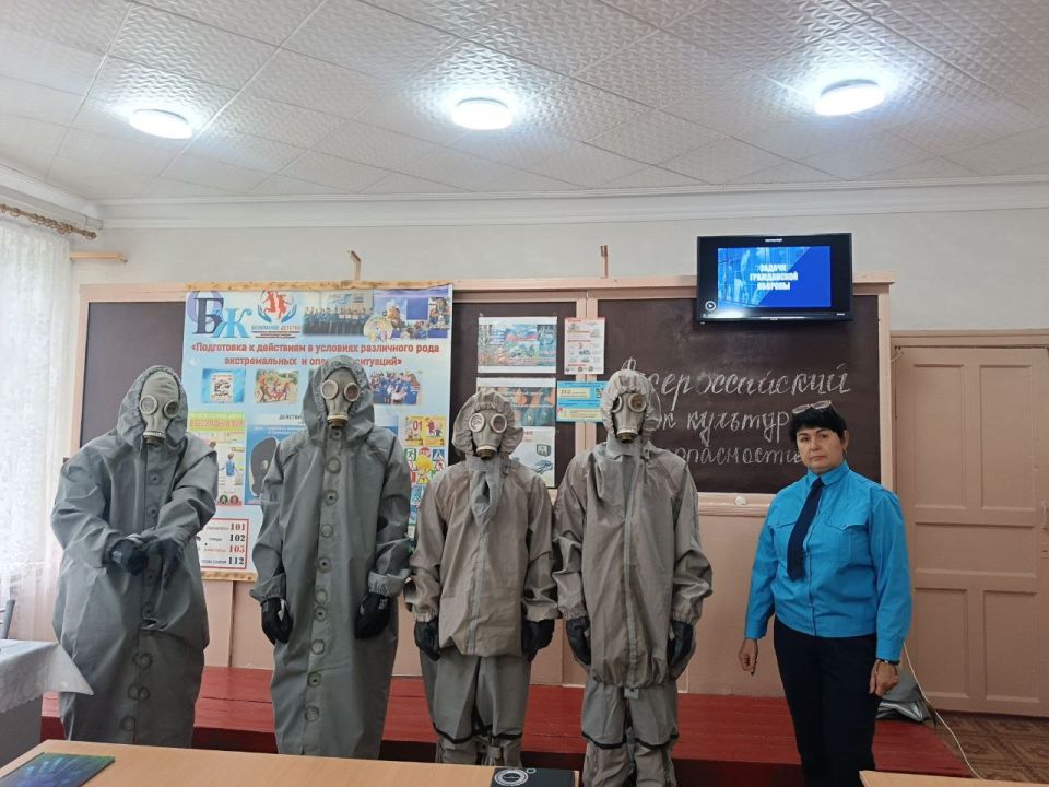 В Ясеновской школе №2им.Д.В.Лазутина прошёл Всероссийский открытый урок культуры безопасности, приуроченный ко Дню гражданской обороны Российской Федерации, с доведением информации по порядку действий при получении сигнала... В Ясеновской школе №2им.Д.В.Лазутина прошёл Всероссийский открытый урок культуры безопасности, приуроченный ко Дню гражданской обороны Российской Федерации, с доведением информации по порядку действий при получении сигнала...