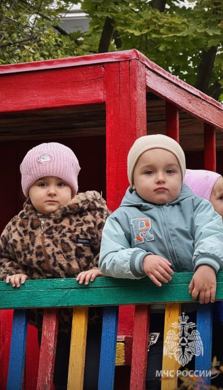 Спасатели МЧС России в рамках "Дня гражданской обороны" провели профилактическое мероприятие для сотрудников и воспитанников ГБДОУ ЛНР «Ясли-сад № 59 Звездочка» Спасатели МЧС России в рамках "Дня гражданской обороны" провели профилактическое мероприятие для сотрудников и воспитанников ГБДОУ ЛНР «Ясли-сад № 59 Звездочка»