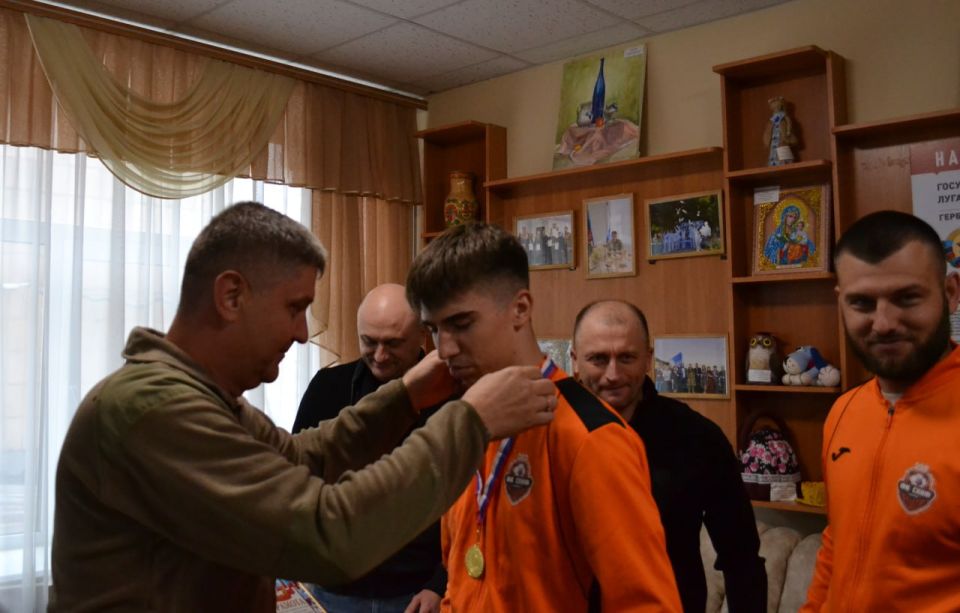 Владимир Чернев: С особой гордостью наградил команду ФК «СКИФ» за их блестящую победу в чемпионате ЛНР по мини-футболу 88! Владимир Чернев: С особой гордостью наградил команду ФК «СКИФ» за их блестящую победу в чемпионате ЛНР по мини-футболу 88!