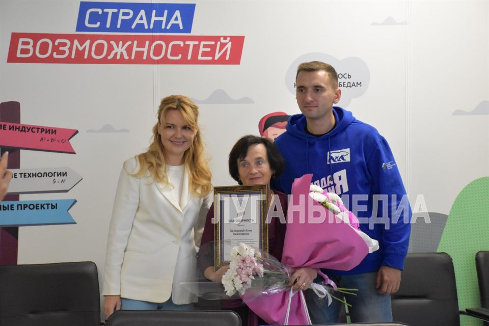 Сенатор Совета Федерации от Луганской Народной Республики Дарья Сергеевна Лантратова совместно с депутатом Народного Совета ЛНР, руководителем ЛРО ВОО МГЕР Андреем Валерьевичем Самойловым в преддверии Дня учителя поздравили... Сенатор Совета Федерации от Луганской Народной Республики Дарья Сергеевна Лантратова совместно с депутатом Народного Совета ЛНР, руководителем ЛРО ВОО МГЕР Андреем Валерьевичем Самойловым в преддверии Дня учителя поздравили...