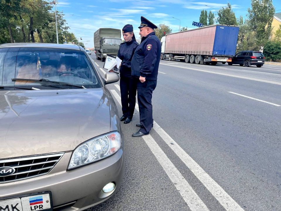 Сотрудники Центра ДиТН, ПБДД ГИБДД МВД по ЛНР провели в Луганске акцию "Правила созданы, чтоб их соблюдать!" Сотрудники Центра ДиТН, ПБДД ГИБДД МВД по ЛНР провели в Луганске акцию "Правила созданы, чтоб их соблюдать!"