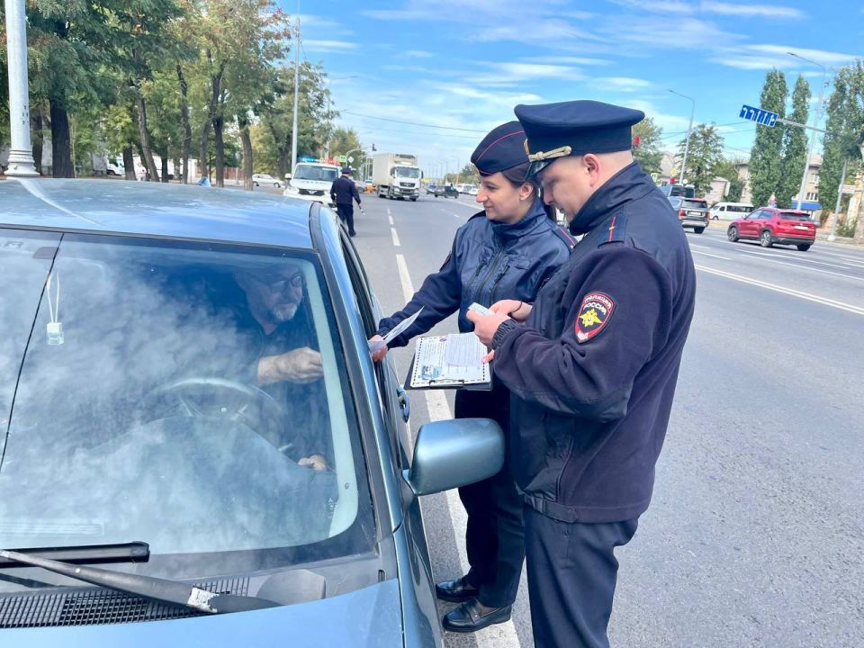 Сотрудники Центра ДиТН, ПБДД ГИБДД МВД по ЛНР провели в Луганске акцию "Правила созданы, чтоб их соблюдать!" Сотрудники Центра ДиТН, ПБДД ГИБДД МВД по ЛНР провели в Луганске акцию "Правила созданы, чтоб их соблюдать!"