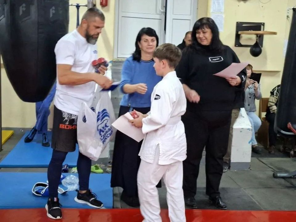 В единстве с Россией. 26 сентября при поддержки проектов «Выбор сильных» и «Детский спорт» партии «Единая Россия» в Рубежанской спортивной школе прошло физкультурное мероприятие приуроченное воссоединению Луганской Народной... В единстве с Россией. 26 сентября при поддержки проектов «Выбор сильных» и «Детский спорт» партии «Единая Россия» в Рубежанской спортивной школе прошло физкультурное мероприятие приуроченное воссоединению Луганской Народной...