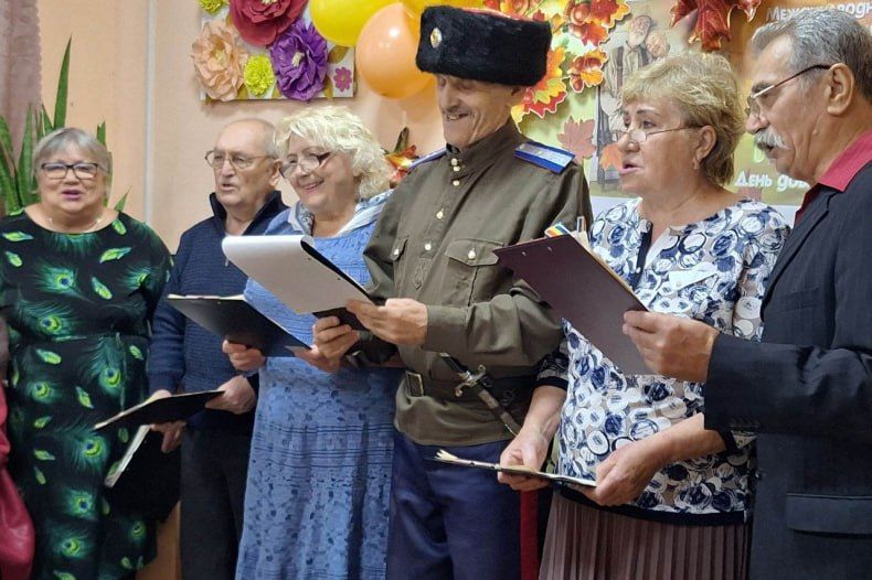 Праздничный концерт ко Дню пожилого человека прошел в Свердловском комплексном центре Праздничный концерт ко Дню пожилого человека прошел в Свердловском комплексном центре