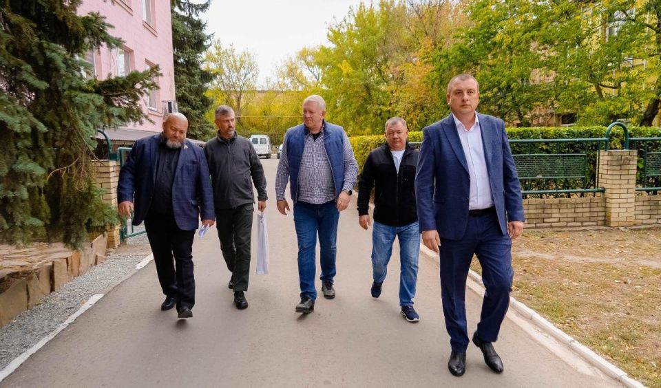 Представитель Оренбуржья оценил отремонтированную дорогу в Перевальске Представитель Оренбуржья оценил отремонтированную дорогу в Перевальске