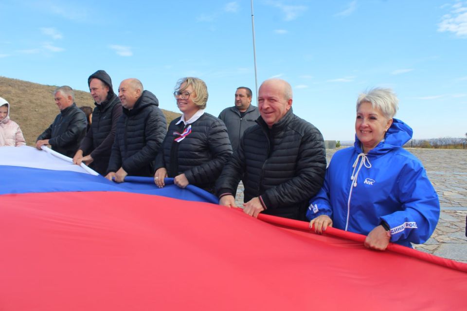 Жители Славяносербска приняли участие в автопробеге, посвященном Дню воссоединения с Российской Федерацией Жители Славяносербска приняли участие в автопробеге, посвященном Дню воссоединения с Российской Федерацией