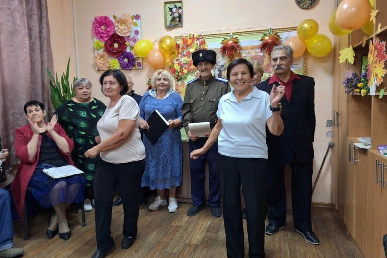 Праздничный концерт ко Дню пожилого человека прошел в Свердловском комплексном центре Праздничный концерт ко Дню пожилого человека прошел в Свердловском комплексном центре