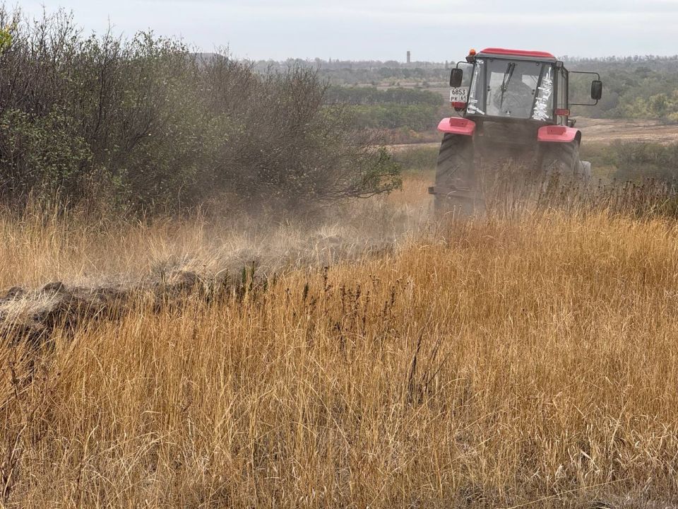Во исполнение поручения Главы городского округа город Ровеньки в пгт Большекаменка и селе Коробкино продолжилось обновление минерализованных полос Во исполнение поручения Главы городского округа город Ровеньки в пгт Большекаменка и селе Коробкино продолжилось обновление минерализованных полос