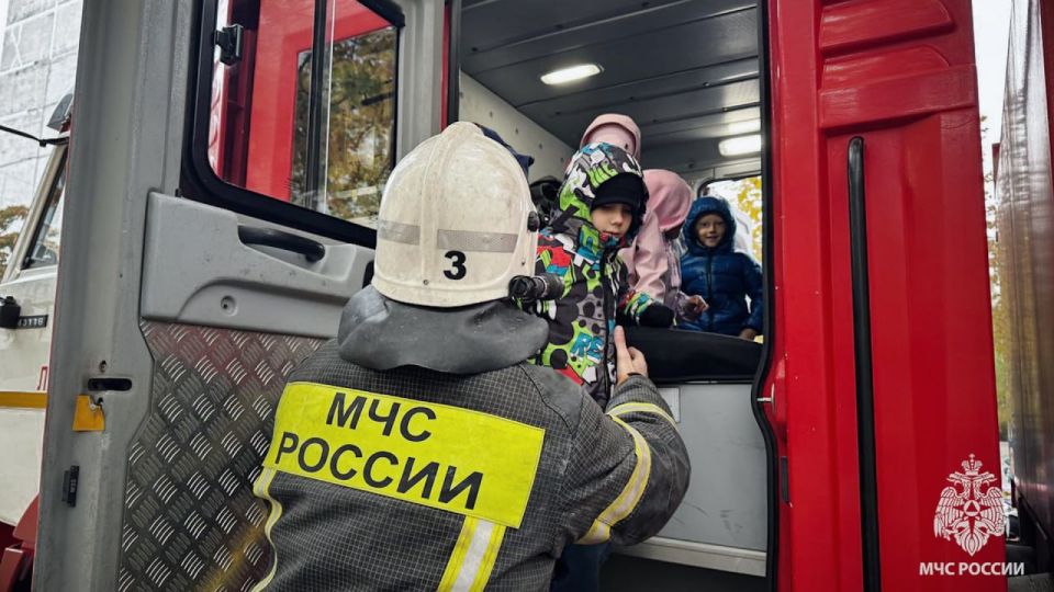 Спасатели МЧС России в рамках "Дня гражданской обороны" провели профилактическое мероприятие для сотрудников и воспитанников ГБДОУ ЛНР «Ясли-сад № 59 Звездочка» Спасатели МЧС России в рамках "Дня гражданской обороны" провели профилактическое мероприятие для сотрудников и воспитанников ГБДОУ ЛНР «Ясли-сад № 59 Звездочка»